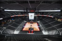 4F（上層席）最後列からの眺め。コンサート開催時のステージ位置は写真奥側が想定されている。この位置が国立代々木競技場第一体育館の2階最前列に相当するとのこと。