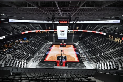 4F(上層席)最後列からの眺め。コンサート開催時のステージ位置は写真奥側が想定されている。この位置が国立代々木競技場第一体育館の2階最前列に相当するとのこと。