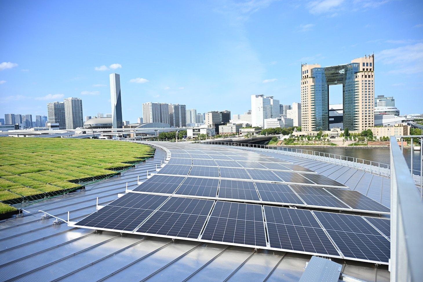 お台場を一望できる屋上には太陽光パネルを設置。