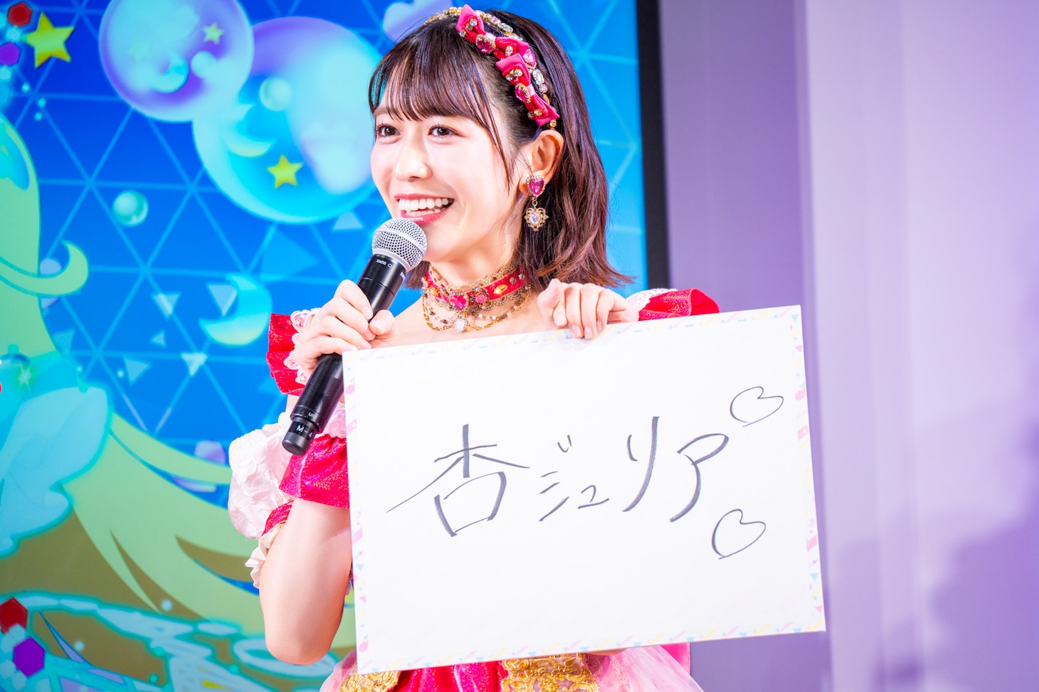 「メンバー内でリアルに一番プリンセスなのは誰？」という質問に答える小泉遥香。
