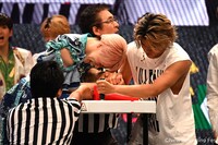 アームレスリングで対決するたいが（パンダドラゴン）と岩城星那（LIL LEAGUE）。