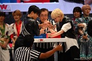 アームレスリングで対決する海帆(OCTPATH)と池田優斗(WILD BLUE)。