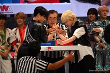 アームレスリングで対決する海帆（OCTPATH）と池田優斗（WILD BLUE）。