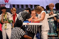 アームレスリングで対決する海帆（OCTPATH）と岩城星那（LIL LEAGUE）。