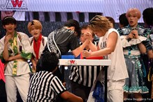 アームレスリングで対決する海帆（OCTPATH）と岩城星那（LIL LEAGUE）。