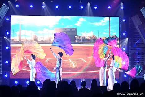 ポイのパフォーマンスに挑戦するLienel。