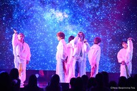 LIL LEAGUEによるパフォーマンスの様子。