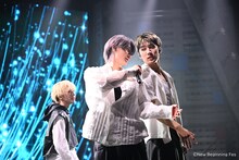 WILD BLUEによるパフォーマンスの様子。