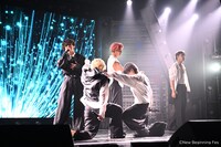 WILD BLUEによるパフォーマンスの様子。