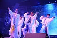 LIL LEAGUEによるパフォーマンスの様子。