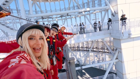 ケシャとJO1メンバー。「KPOPPED」エピソード4より。（画像提供：Apple TV+）