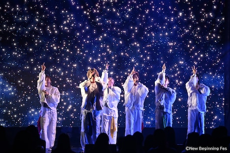 LIL LEAGUEによるパフォーマンスの様子。