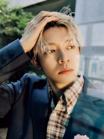 チェックシャツにジャケットの岸優太（Number_i）。