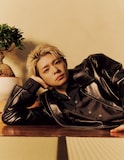 革ジャンを着た岸優太(Number_i)。