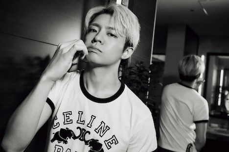 歯を磨く岸優太（Number_i）。