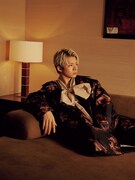 ソファでくつろぐ岸優太（Number_i）。