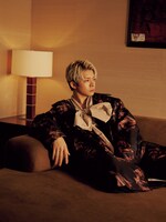 ソファでくつろぐ岸優太（Number_i）。