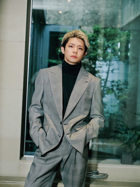 スーツを着こなす岸優太（Number_i）。