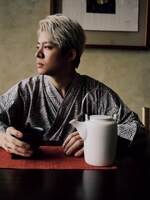 浴衣でくつろぐ岸優太（Number_i）。