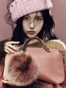 フェンディのニットを着たMINA（TWICE）。