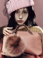 フェンディのニットを着たMINA（TWICE）。