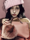 フェンディのニットを着たMINA(TWICE)。