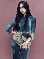 フェンディのブルードレスを着たMINA（TWICE）。