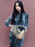 フェンディのブルードレスを着たMINA(TWICE)。