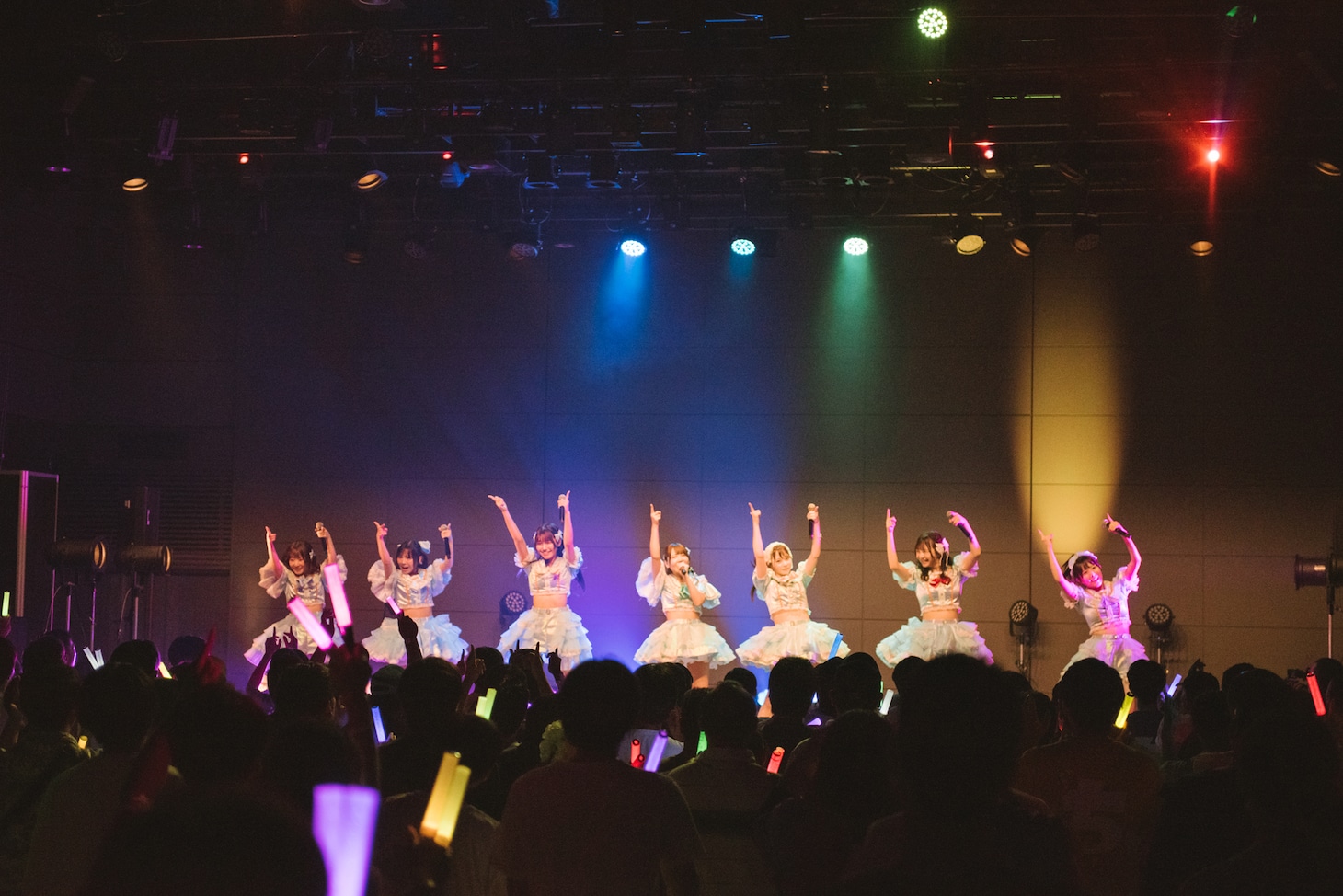 「フューチャーサイダー新体制お披露目ライブ ～出ずる日蕾む花～」の様子。（撮影：ワタナベ タイシ）