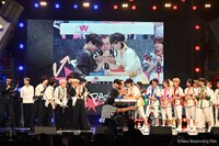 アームレスリングで対決する海帆（OCTPATH）と高桑真之（Lienel）。