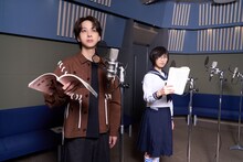 「迷宮のしおり」アフレコに臨む寺西拓人とSUZUKA。©『迷宮のしおり』製作委員会