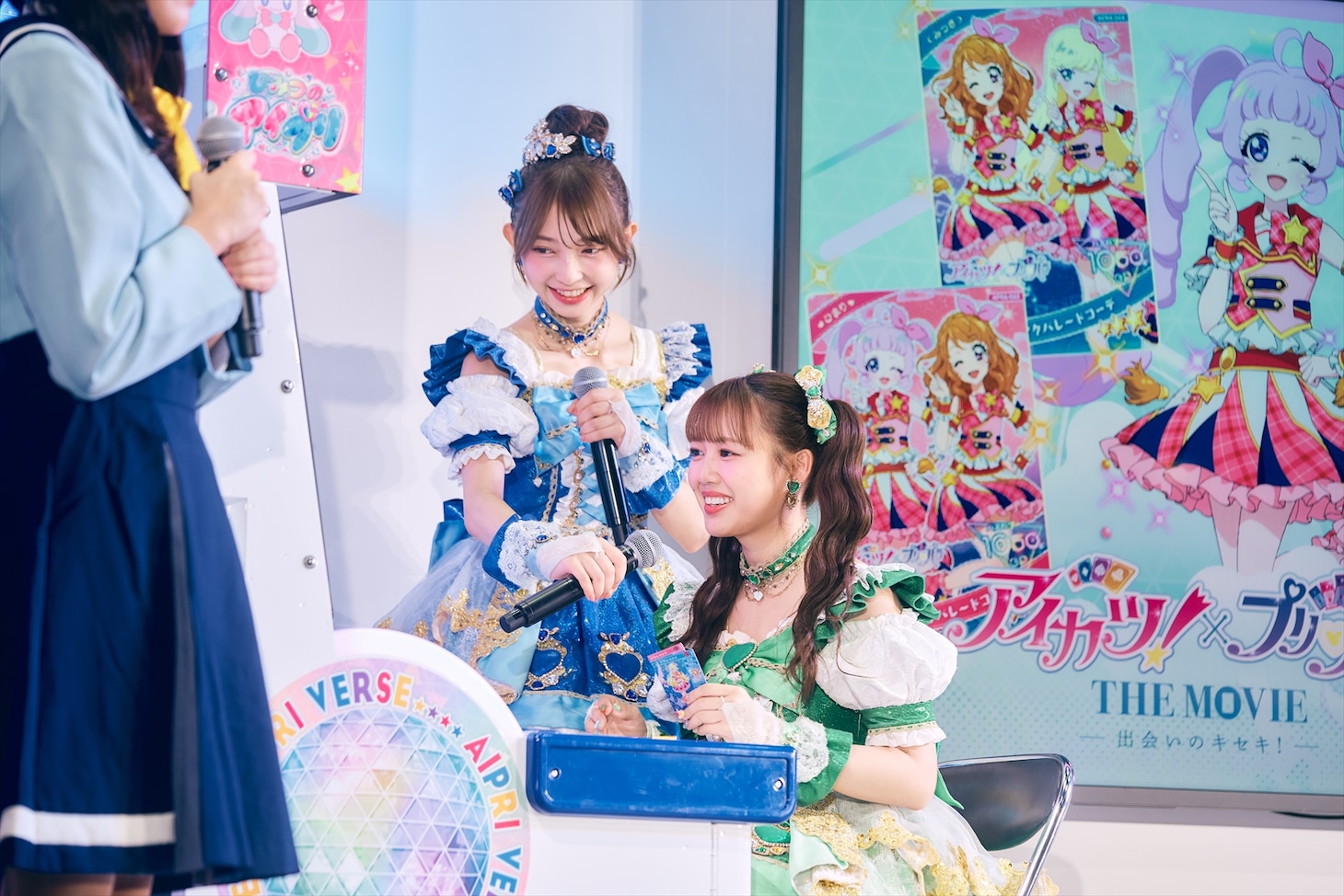 「ひみつのアイプリ」を試遊する吉川ひより。