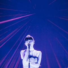 真部脩一のWidescreen Baroqueが初ライブで全13曲を初披露、透明な幕で映像が宙に浮かぶ