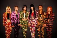 メンズスーツを身にまとったSPiN。