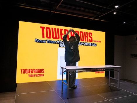 太志「同じ窓から見た違う月」発売記念記者会見の様子。