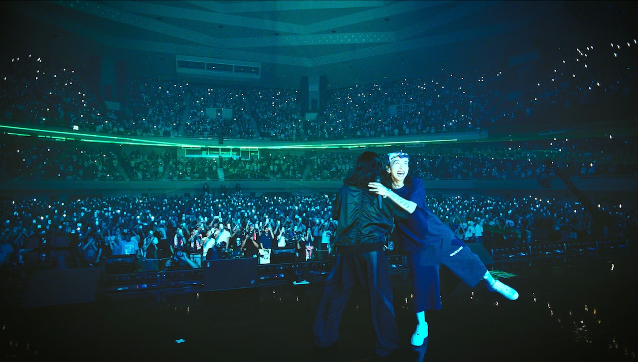 「I Like It (Remix) feat. R-指定」ライブ映像より。