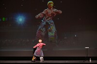 ストレッチ中、急に踊り出して8号車をざわつかせるユーキ（超特急）。