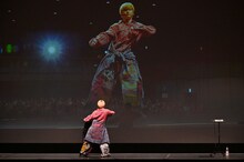 ストレッチ中、急に踊り出して8号車をざわつかせるユーキ（超特急）。