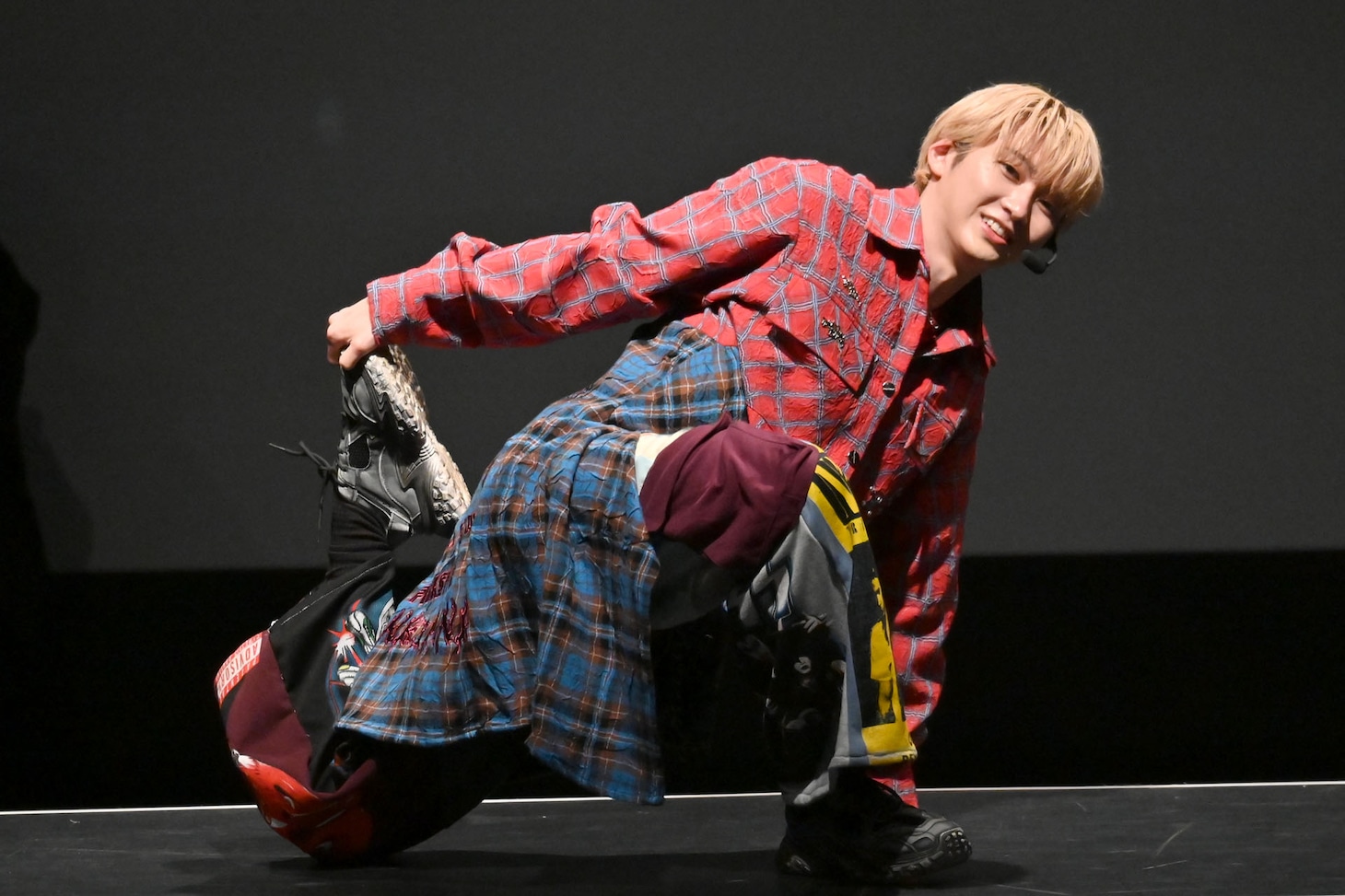 ストレッチをするユーキ（超特急）。