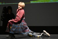 ストレッチをするユーキ（超特急）。