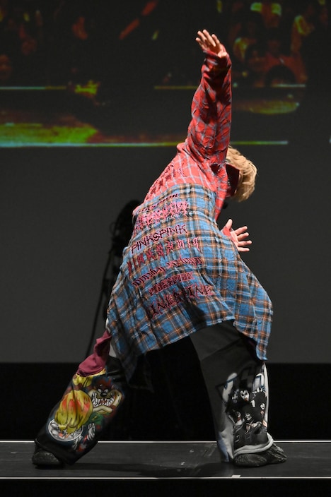 「Love Song」の“わしゃーっとした動き”をレクチャーするユーキ（超特急）。