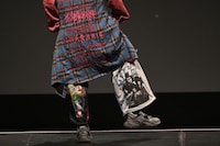 難しいステップをゆっくりと踏みながら説明するユーキ（超特急）。