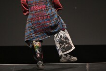 難しいステップをゆっくりと踏みながら説明するユーキ（超特急）。