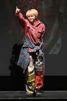 8号車と“契り”を交わすユーキ（超特急）。