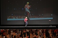 8号車と「Love Song」を踊るユーキ（超特急）。