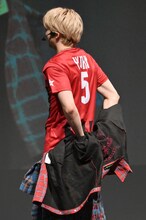 シャツを脱ぎユニフォーム姿になるユーキ（超特急）。フロアからは「フゥー！」という歓声が。