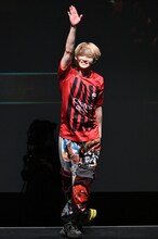 「Drawイッパツ！」を踊るユーキ（超特急）。