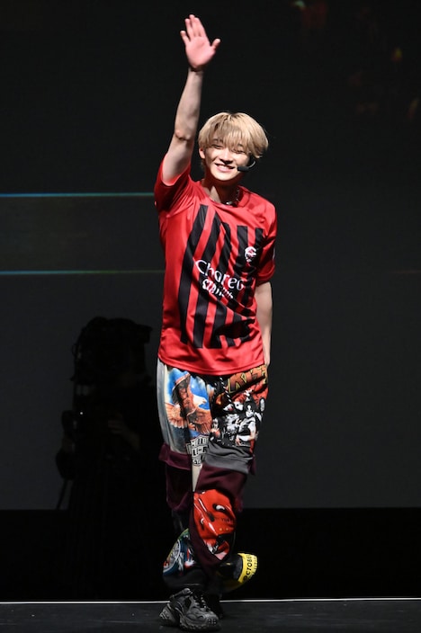 「Drawイッパツ！」を踊るユーキ（超特急）。