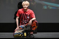 8号車のダンスをチェックするユーキ（超特急）。