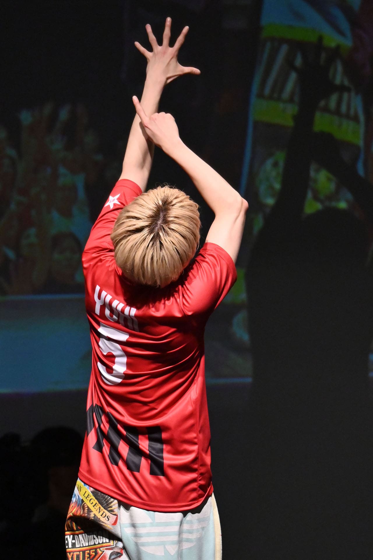 伸ばした手の先に“ドームの夢”があることを説明するユーキ（超特急